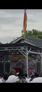 AKTAMEDIA.COM, Kampar, Riau – 10 Dzulhijjah 1446 H / 16 Juni 2025 M — Suasana khidmat menyelimuti pelaksanaan Salat Idul Adha di Masjid Albarokah, yang terletak di pinggir Kota, tepatnya di Jalan Kubang Raya, Kampar, Riau. Ratusan jamaah memadati masjid sejak pagi untuk menunaikan Salat Idul Adha dan mendengarkan khutbah yang disampaikan oleh Ustadz Daeng Mukhlis, S.HI., M.A.
Dalam khutbahnya yang mengangkat tema “Ketaatan kepada Allah SWT Menuntut Perjuangan dan Pengorbanan”, Ustadz Daeng Mukhlis mengingatkan jamaah bahwa peristiwa Idul Adha bukan sekadar tentang penyembelihan hewan kurban, melainkan refleksi dari ujian keimanan dan ketaatan total seorang hamba kepada Tuhannya, sebagaimana yang dicontohkan oleh Nabi Ibrahim AS dan putranya, Nabi Ismail AS.
“Ketaatan yang sejati kepada Allah bukanlah sesuatu yang ringan, karena ia menuntut pengorbanan, baik harta, waktu, maupun perasaan. Namun, dari sanalah muncul kemuliaan seorang hamba di hadapan Rabb-nya,” ujar beliau dalam khutbahnya.
Beliau juga menegaskan pentingnya menjaga semangat pengorbanan ini dalam kehidupan sehari-hari, termasuk dalam memperjuangkan nilai-nilai keadilan, kejujuran, dan kepedulian sosial.
Usai pelaksanaan salat dan khutbah, panitia kurban Masjid Albarokah melanjutkan kegiatan dengan menyembelih 5 ekor hewan kurban, yang merupakan hasil gotong royong dan partisipasi masyarakat sekitar. Daging kurban kemudian didistribusikan kepada warga yang membutuhkan, sebagai wujud kebersamaan dan kepedulian terhadap sesama.
Acara berlangsung dengan tertib dan lancar, didukung oleh para relawan dan pengurus masjid. Idul Adha tahun ini diharapkan mampu memperkuat keimanan umat serta mempererat silaturahmi antarwarga.