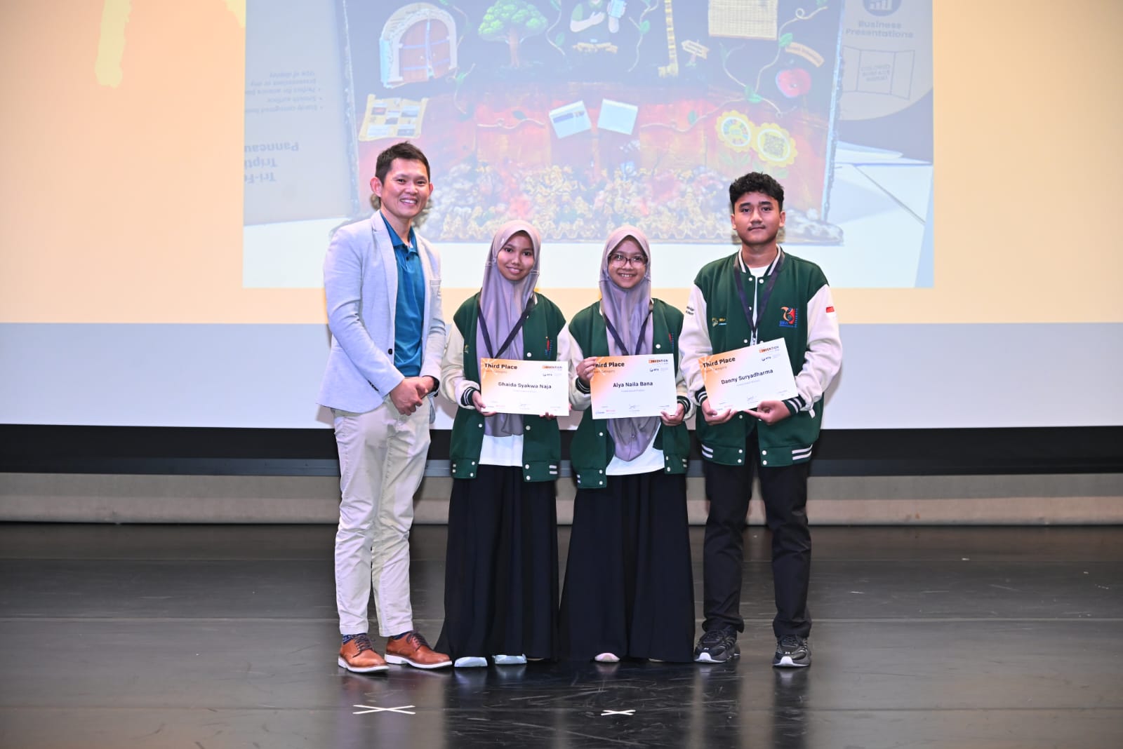 Tim robotika dari International Islamic Boarding School
